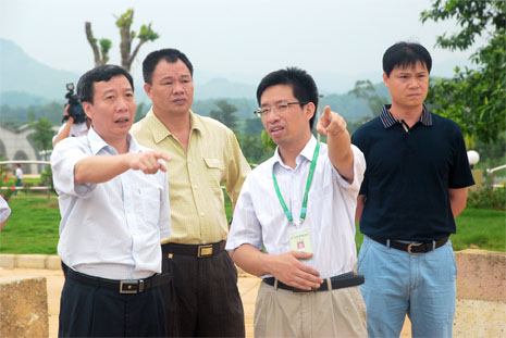 謝迺堂（左一）對湘桂循環(huán)經(jīng)濟產(chǎn)業(yè)園建設(shè)提出意見和建議。