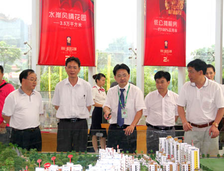 崇左市政協(xié)副主席、市工商聯(lián)主席玉如鋒（右四）一行聽取房地產(chǎn)公司匯報