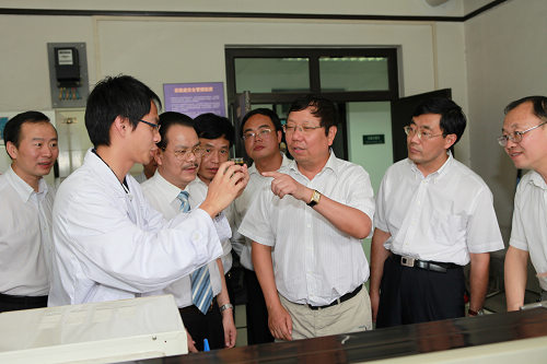 在清華大學(xué)生物柴油研究室，趙樂秦（右三）一行聽取關(guān)于微藻生物柴油研發(fā)的情況